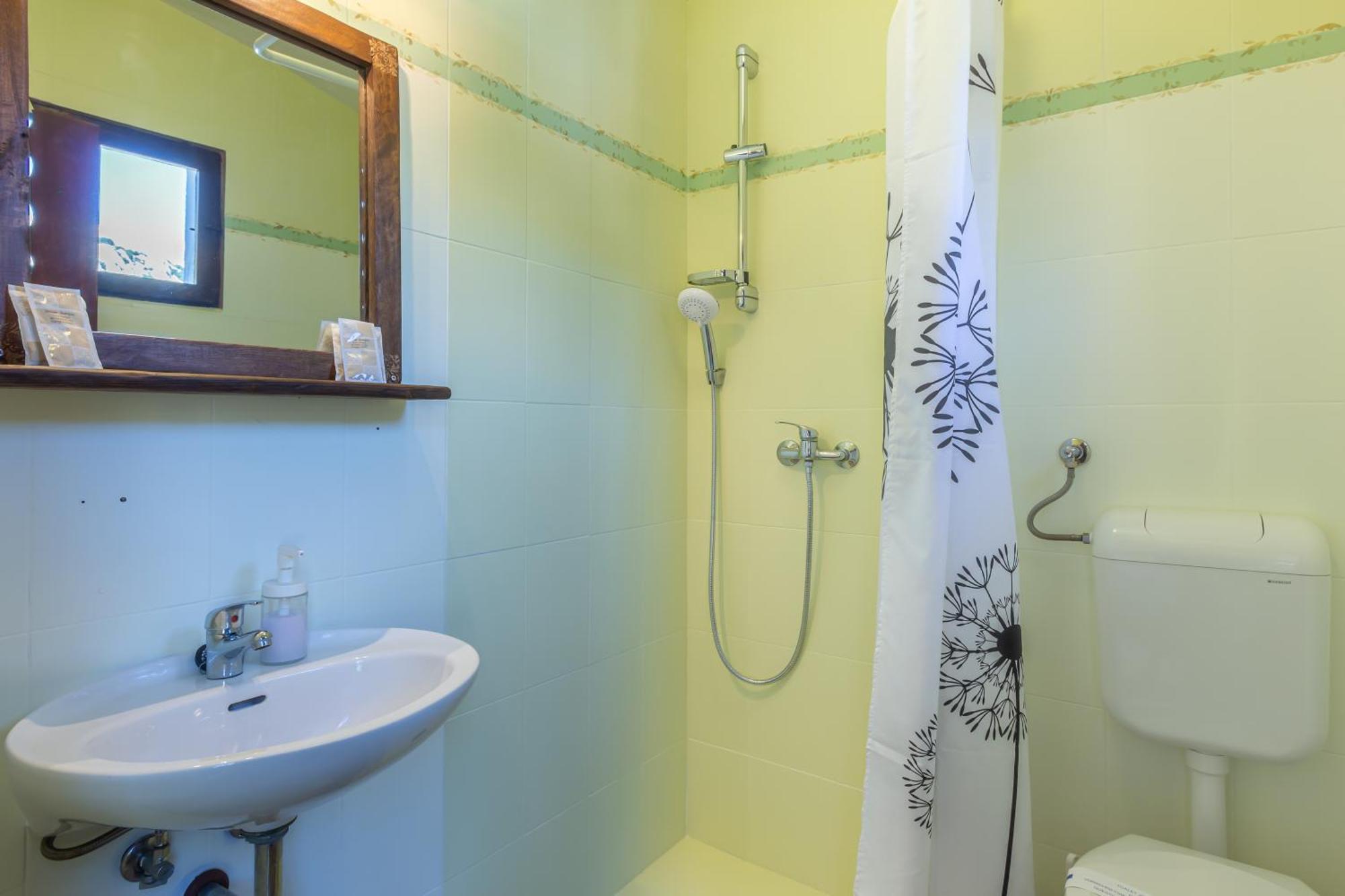 Rooms & Studio Apartments By The Way บัชกา ภายนอก รูปภาพ