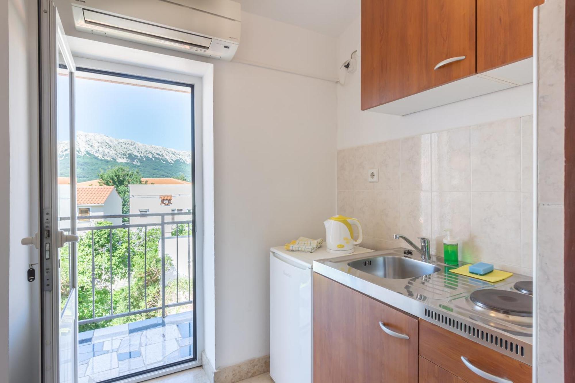 Rooms & Studio Apartments By The Way บัชกา ภายนอก รูปภาพ